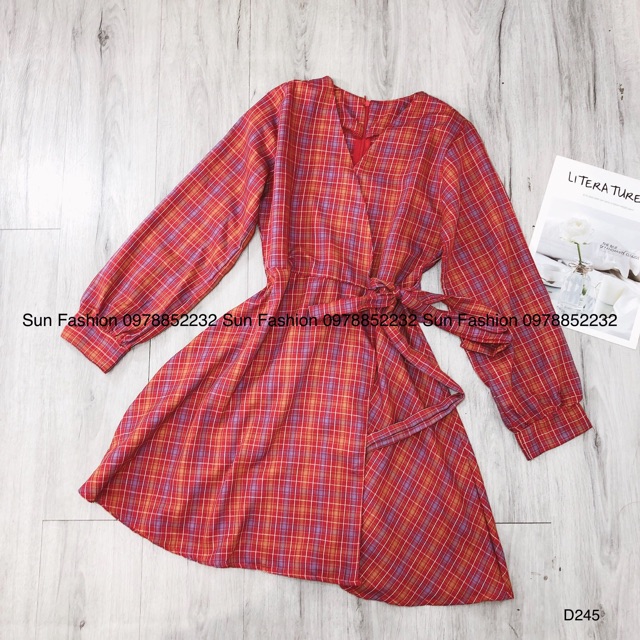 Đầm caro đỏ tay dài cổ V đắp chéo Sun Fashion