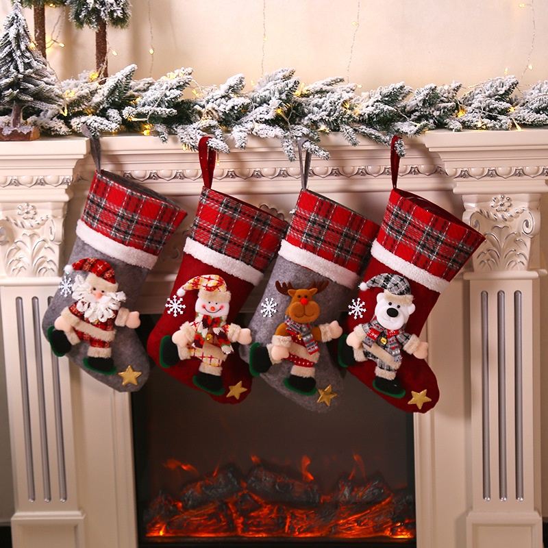 Túi đựng kẹo thiết kế hình chiếc tất trang trí cây thông noel độc đáo