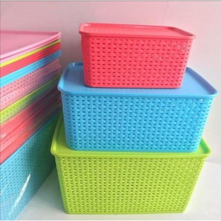 Rổ nhựa có nắp Việt Nhật. Cỡ bé 14 x 19 x 28 cm. Cỡ trung 20 x 27 x 40 cm. Cỡ đại 23 x 30 x 43 cm