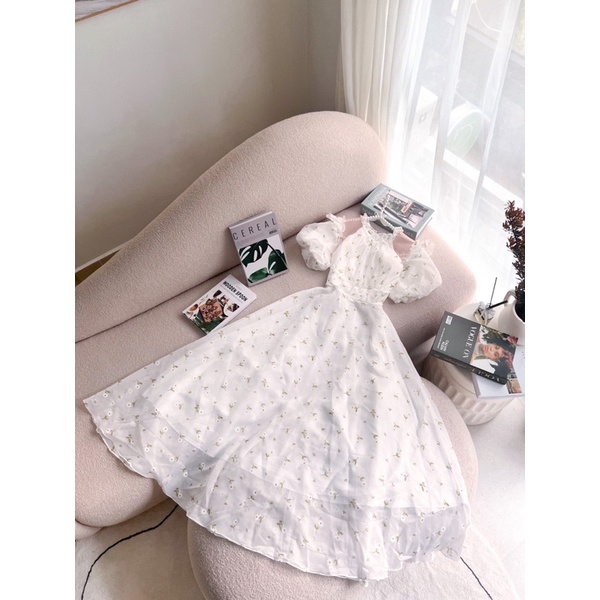 ĐẦM MIDI TRẮNG HOẠ TIẾT HOA CỔ BÈO KHOÉT TAY BỒNG