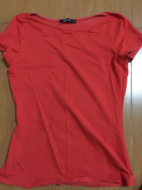Áo phông cộc tay đỏ tươi - used