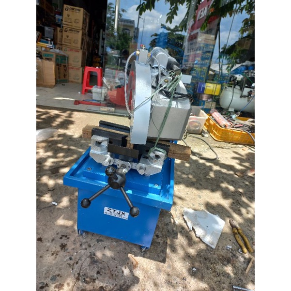 Máy cắt sắt và inox không Bavia