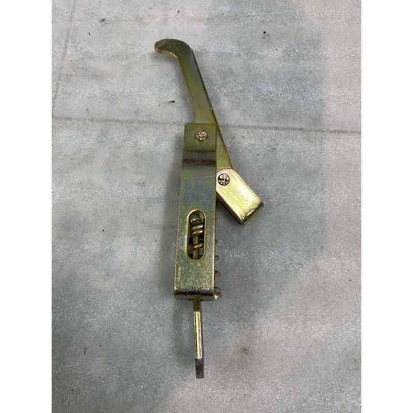 1 khoá thùng,dùng làm thùng xe ba bánh,xe ba gác