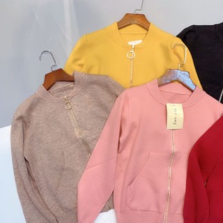 Áo len bomber khoá đồng.