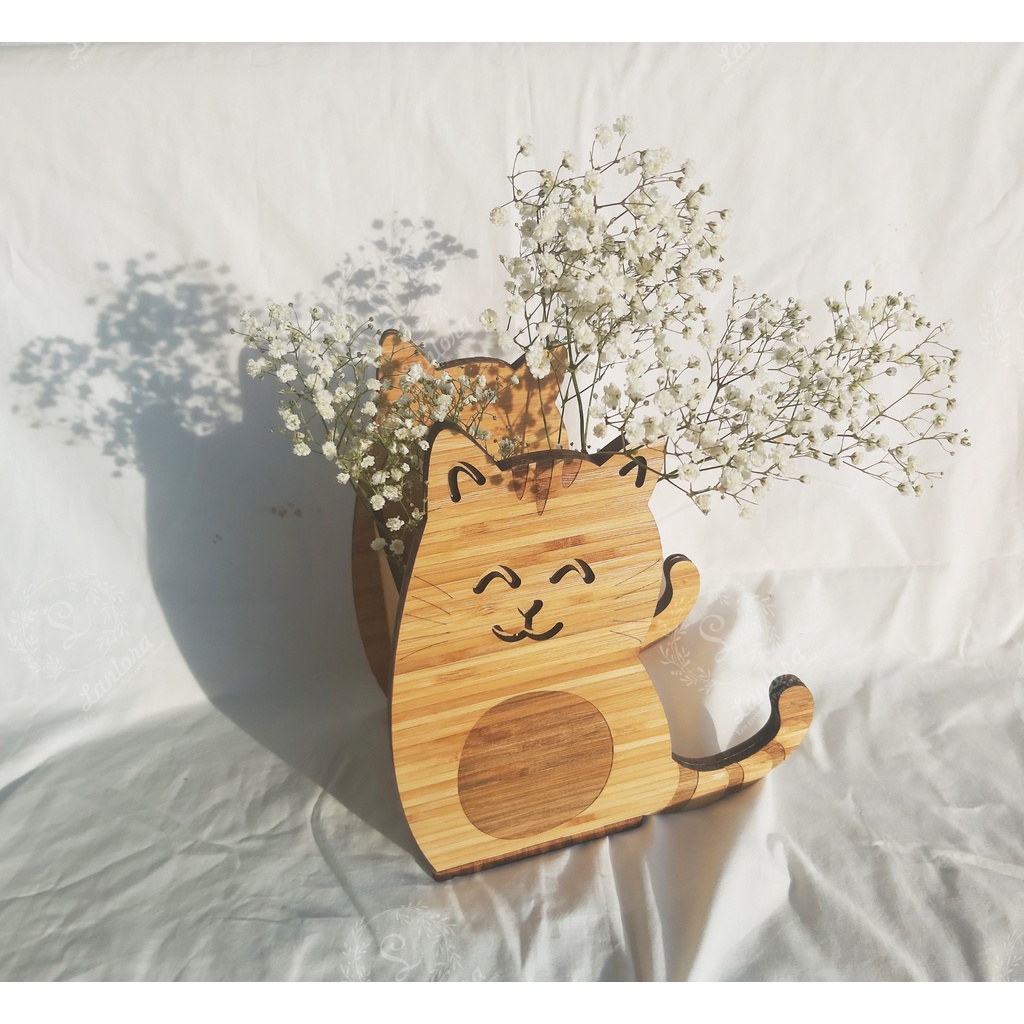 Chậu cắm hoa hình con mèo, giá đỡ tranh bằng tre để trong phòng làm việc