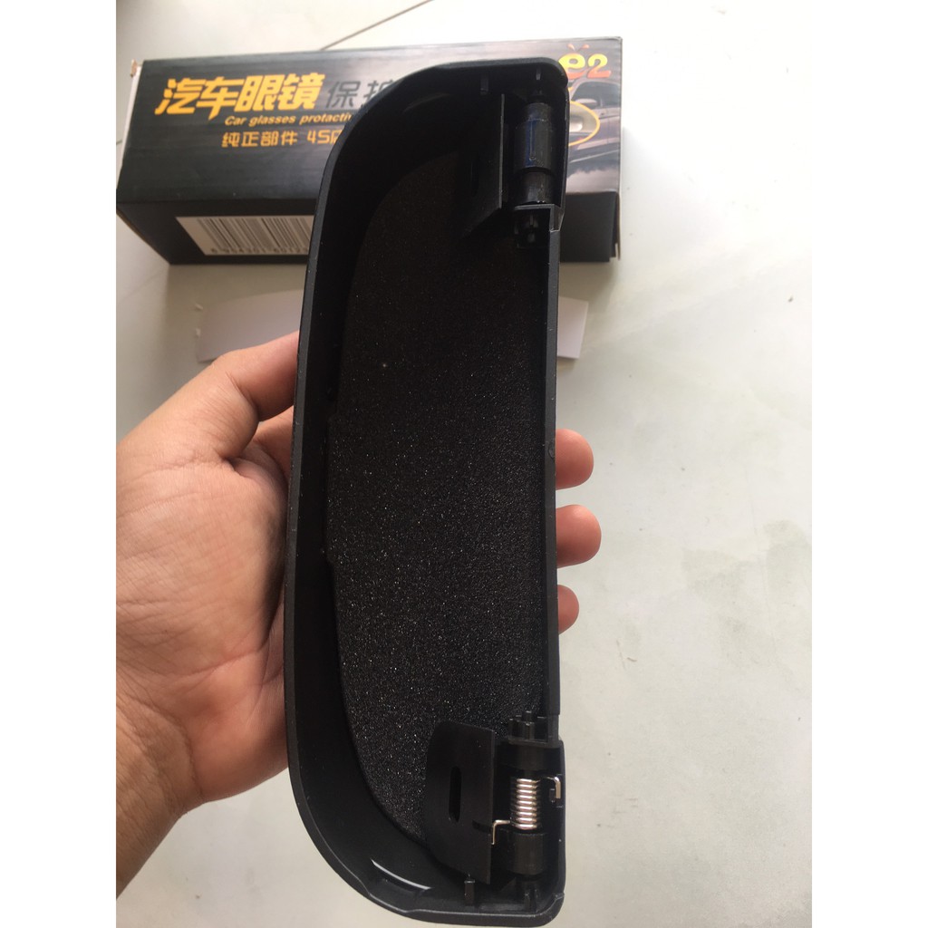 Hộp đựng kính mắt trên trần xe oto màu xám