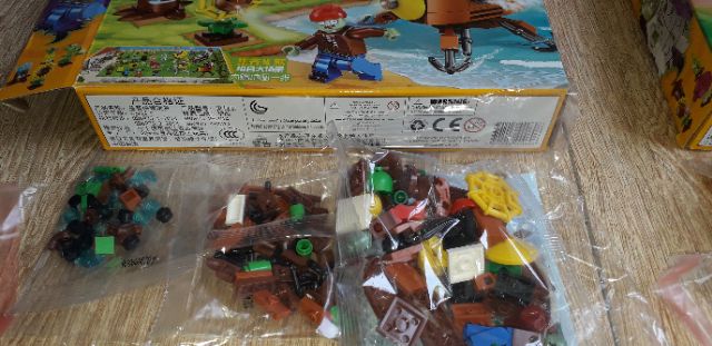 Lắp ráp 1 hộp LegoZoombee 90060 có nhiều chi tiết bằng nhựa ABS