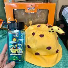 Bình nước có ống hút quà từ Grow + nón