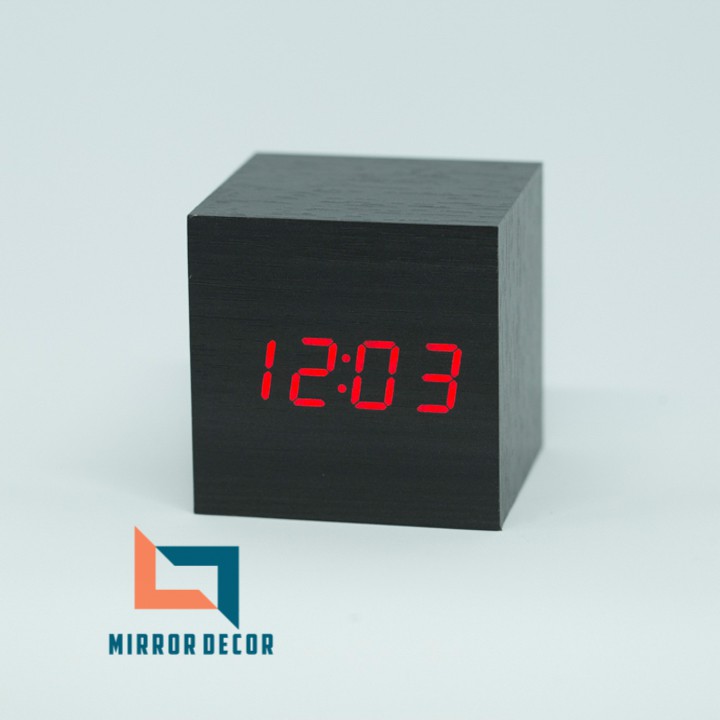 Đồng hồ gỗ LED để bàn vuông