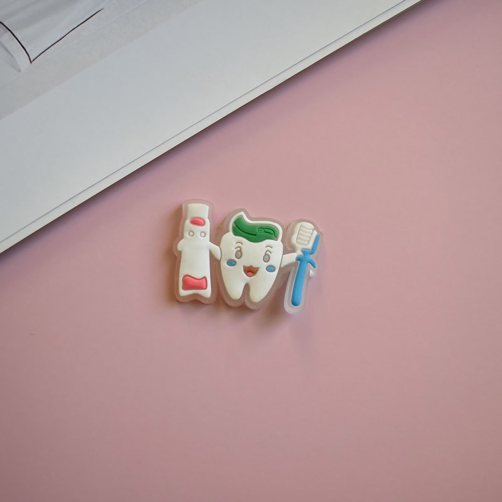 Hàng Hot  Phụ Kiện Trang Trí Vòng Tay Bằng PVC Hình Giày Hoạt Hình Dạ Quang