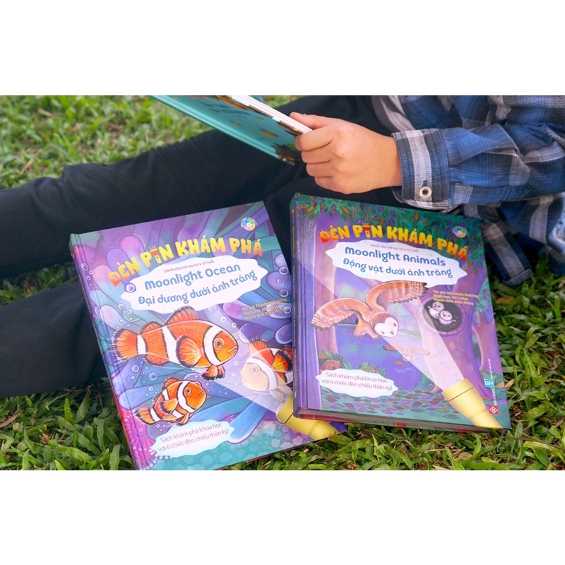 Sách - Đèn pin khám phá - Moonlight Ocean - Đại dương dưới ánh trăng
