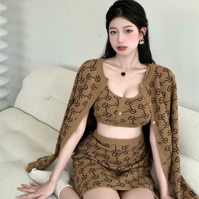Áo thun tay dài cổ tròn dáng ôm in chữ cá tính