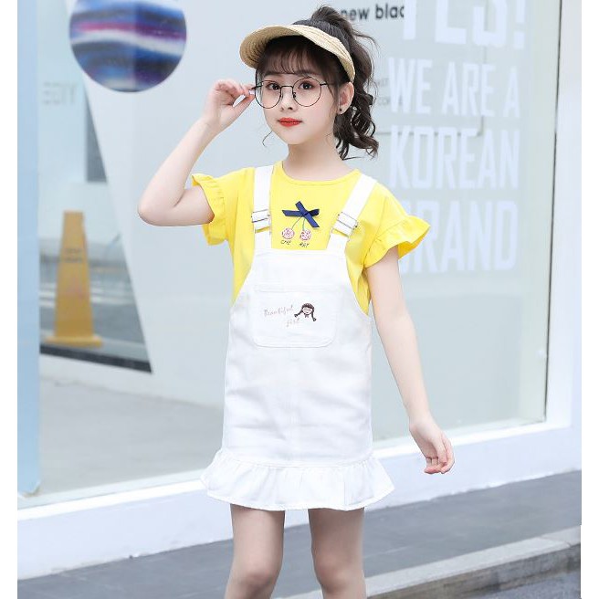 Bộ áo thun vàng cherry và yếm kaki trắng bé gái
