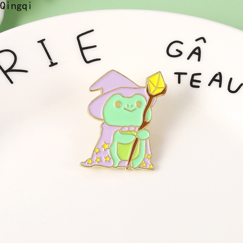 Ghim cài áo Miss Zoe hình ếch phù thủy hoạt hình dễ thương