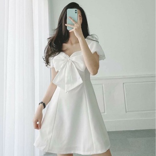 Đầm trắng nơ ngực dạo phố xinh xắn