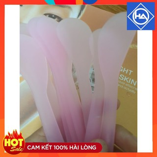 Que nhựa màu hồng trộn và đắp mặt nạ, thìa nhựa trộn mask... tiện lợi