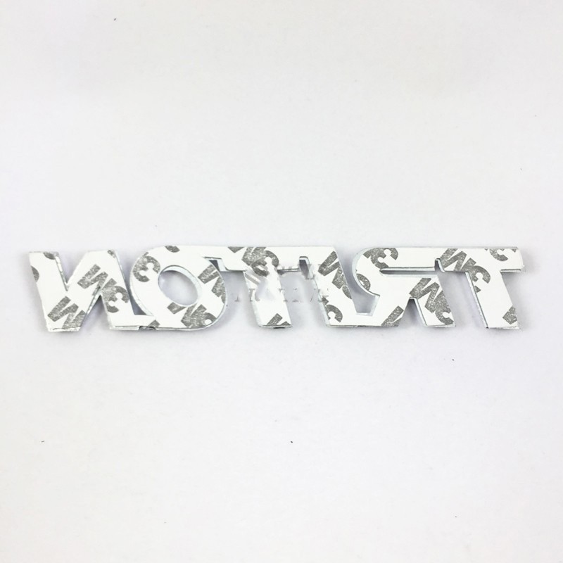 Sticker bạc in chữ TRITON bắt mắt trang trí phía sau xe ô tô