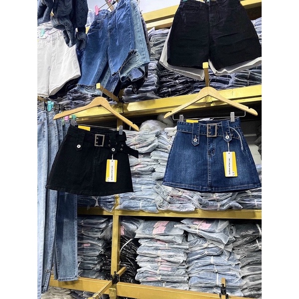 chân váy jean dây nịt lưng cao có quần trong (hình thật shop Thảo Nhỏ Store chụp phía sau )