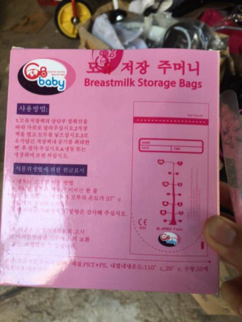 Túi trữ sữa.Được làm từ chất liệu nhựa caocấp không chứa BPA nên rất an toàn cho béTúi có 2 lớp và khóa Zipper ở miệng.