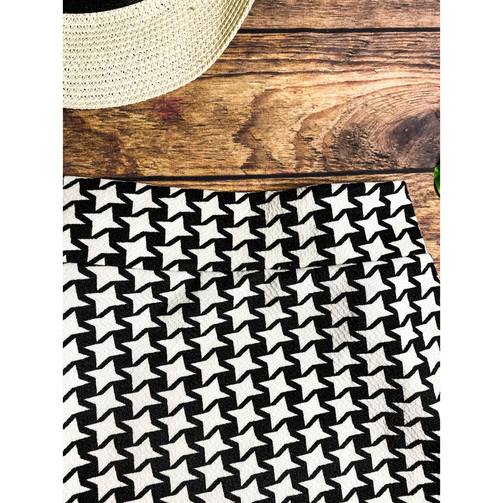 Chân váy bút chì, cut-out một bên đùi. hoạ tiết trắng đen sang trọng