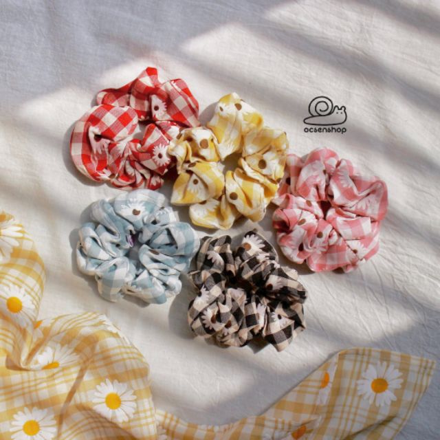 Ốc Sên Shop - Scrunchie caro hoa cúc