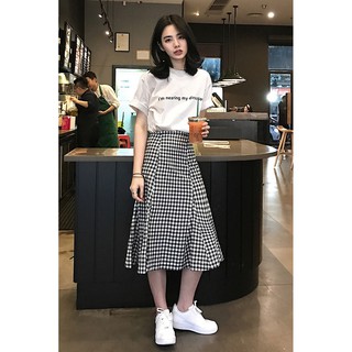 Set áo phông chân váy caro đơn giản nhưng năng động phù hợp cho các hoạt động dạo phố,du lịch, công việc...