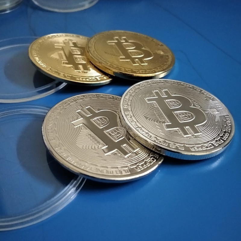 Đồng xu bitcoin mạ vàng lưu niệm, đường kính 40mm dày 1.2mm; 2.5mm + kèm hộp nhựa bảo vệ chống xước