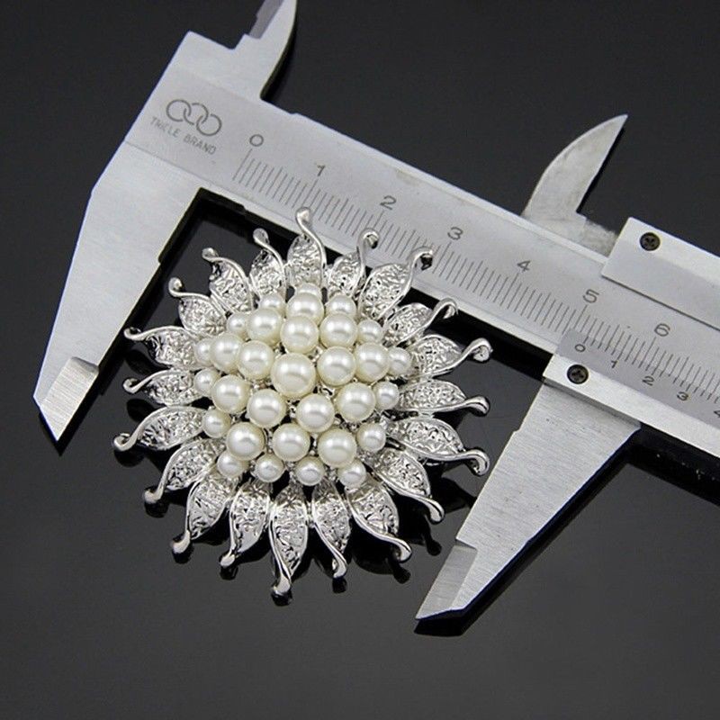 Cài áo hình bông hoa đính ngọc trai giả màu trắng dành cho nữ