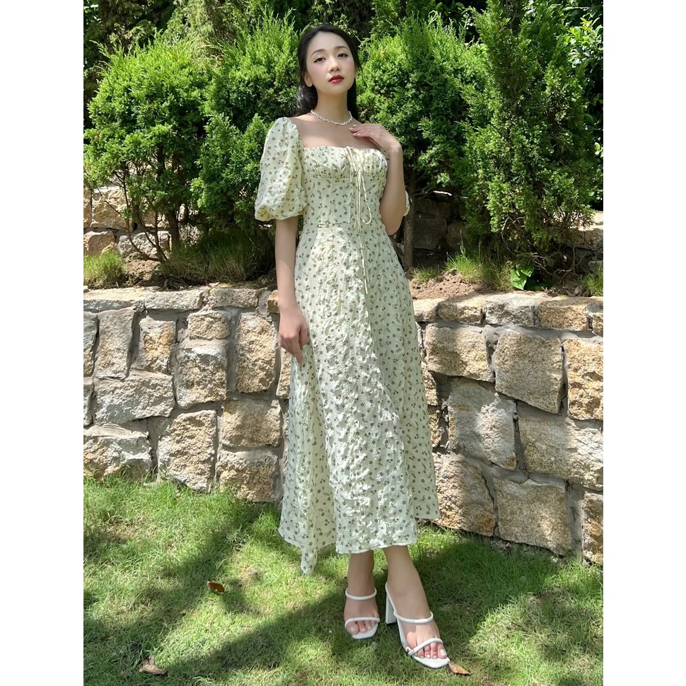 KIOBI – Đầm Chloris form midi ôm cúp ngực, tay phồng ngắn cổ điển, tùng xẻ, lưng thun, vải cotton hoa nhí - KID224169HN