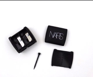 NARS - DỤNG CỤ GỌT CHÌ MẮT MÔI