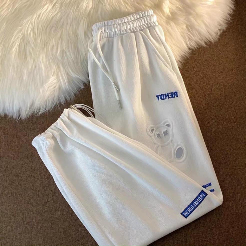 Quần Bom chun Gấu Dập Nổi Hàn Quốc Dáng Rộng Năng Động Thể Thao Unisex