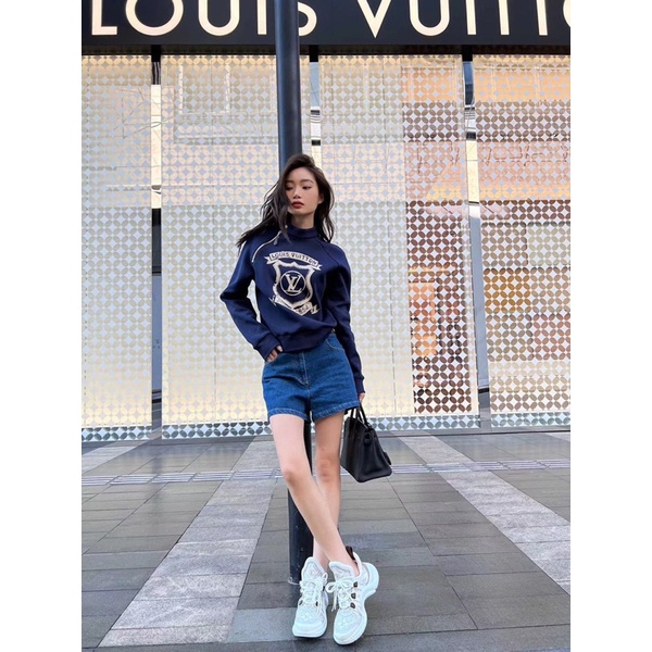 Áo nỉ dáng vừa cổ cao cho nữ thương hiệu thời trang cao cấp Louis Vuitton LV