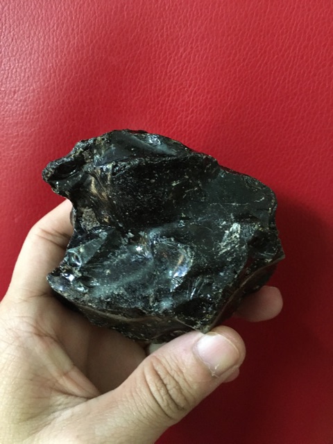 Thuỷ tinh núi lửa đen