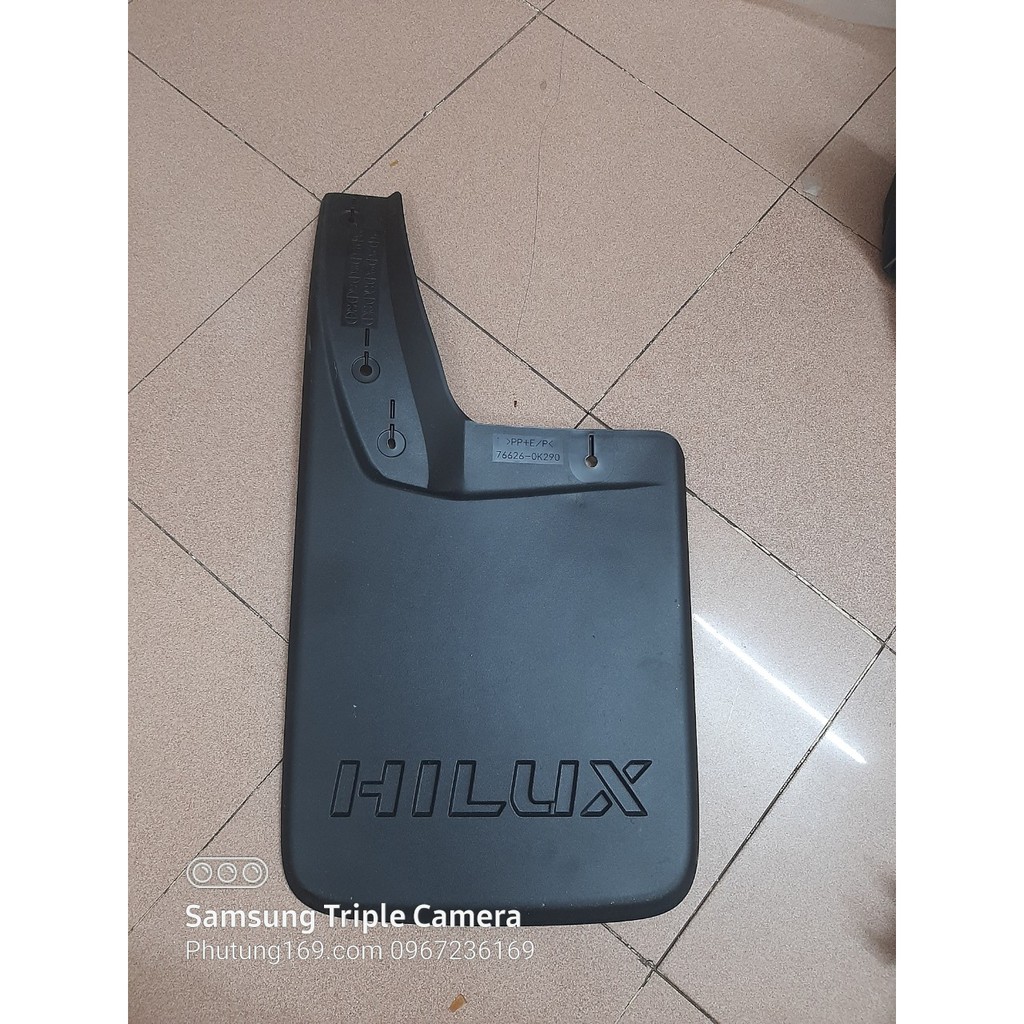 Chắn bùn bánh sau xe Toyota Hilux