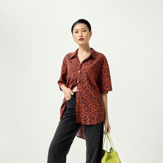 Áo sơ mi cotton lụa tay ngắn họa tiết da báo đỏ - weier.q