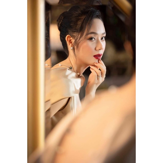 🔥𝓠𝓾ả𝓷𝓰 𝓒𝓱â𝓾 CAO CẤP🔥  Đầm ôm body nhún eo xẻ đùi hở lưng choàng cổ màu vàng ánh kim phi lụa Ý cao cấp ladyvin