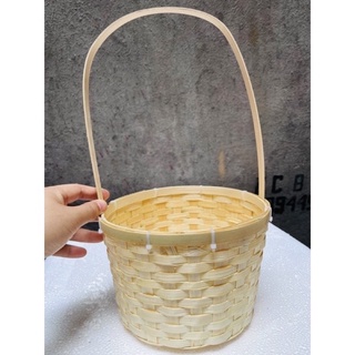 Giỏ cắm hoa bằng mây kiểu túi