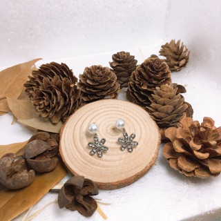 Bông tai hoa nhỏ xinh xắn gắn đá
