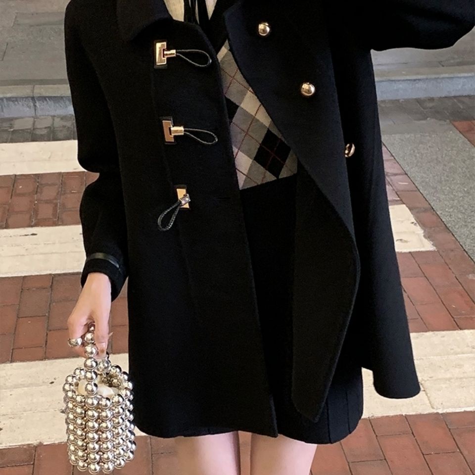 Áo khoác tay dài dáng rộng chữ A cổ áo bẻ gài khuy sừng bò hai bên thời trang thu đông cho nữ | BigBuy360 - bigbuy360.vn