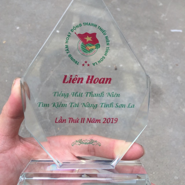 Cúp pha lê vát cạnh