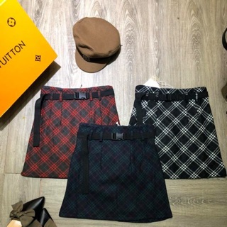 Chân váy kẻ caro