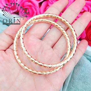 Bộ 2 chiếc vòng đeo tay nữ dạng bọng có khóa màu 18 khắc khía V61 thiết kế cao cấp Orin V2175