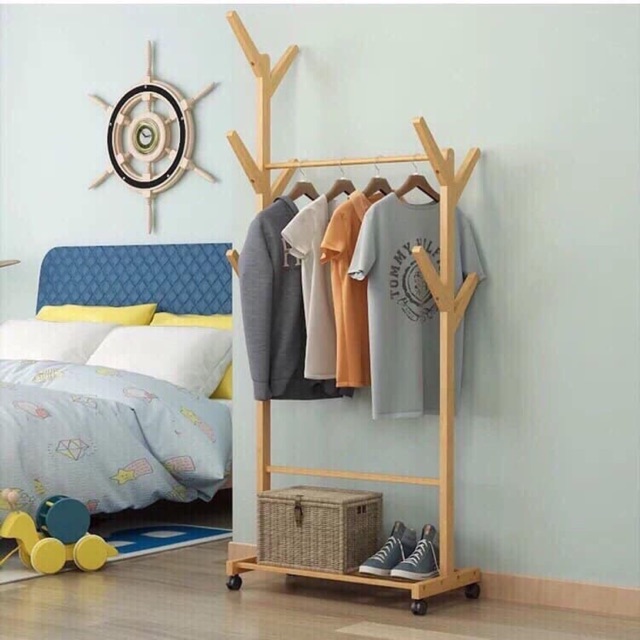 Kệ treo quần áo bằng gỗ tiện dụng