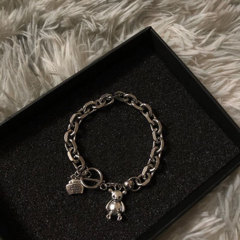 Vòng tay kiểu dáng cổ điển phối hình chú gấu | BigBuy360 - bigbuy360.vn