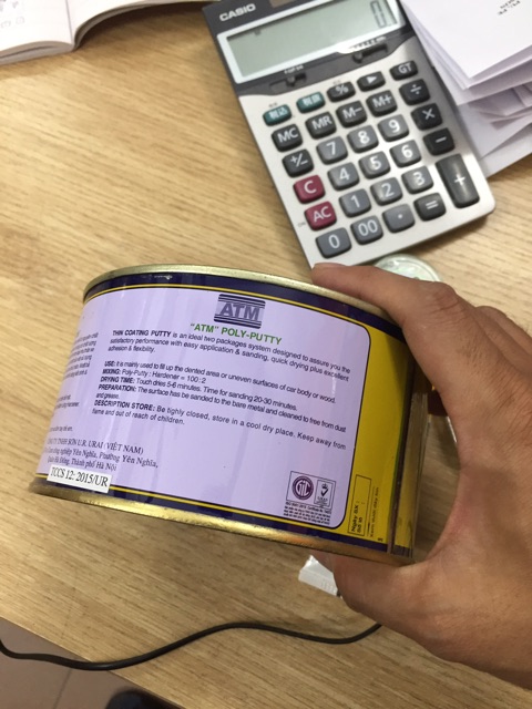 Matit Vàng ATM 1Kg trét trên bề mặt gỗ và thép 2 thành phần