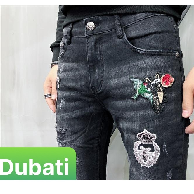 QUẦN JEAN NAM CHẤT BÒ THÊU HÌNH MÀU ĐEN PHOCNG CÁCH TRẺ TRUNG- DB 450- DUBATI FASHION