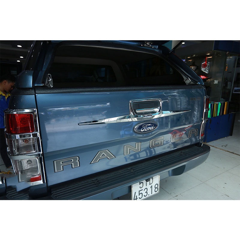 Ốp Tay Mở cốp xe Ford Ranger mẫu cánh chim