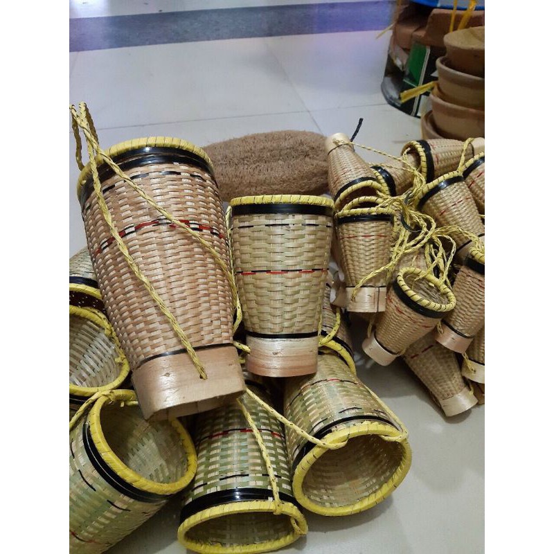 Gùi dân tộc cắm hoa