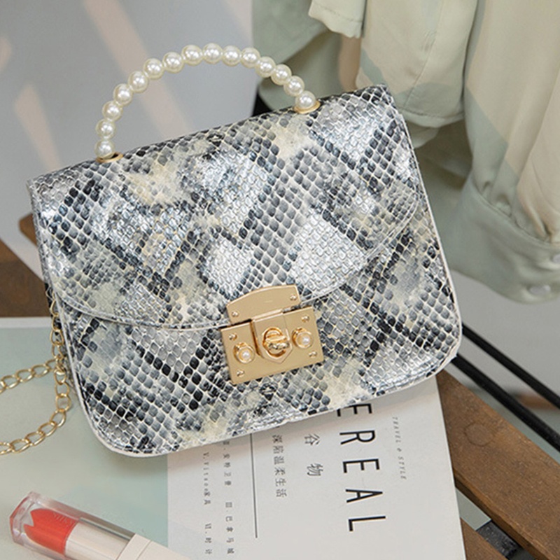 Túi Xách Đeo Vai Mini Hình Vuông In Họa Tiết Da Rắn Phối Dây Xích Và Ngọc Trai Thời Trang