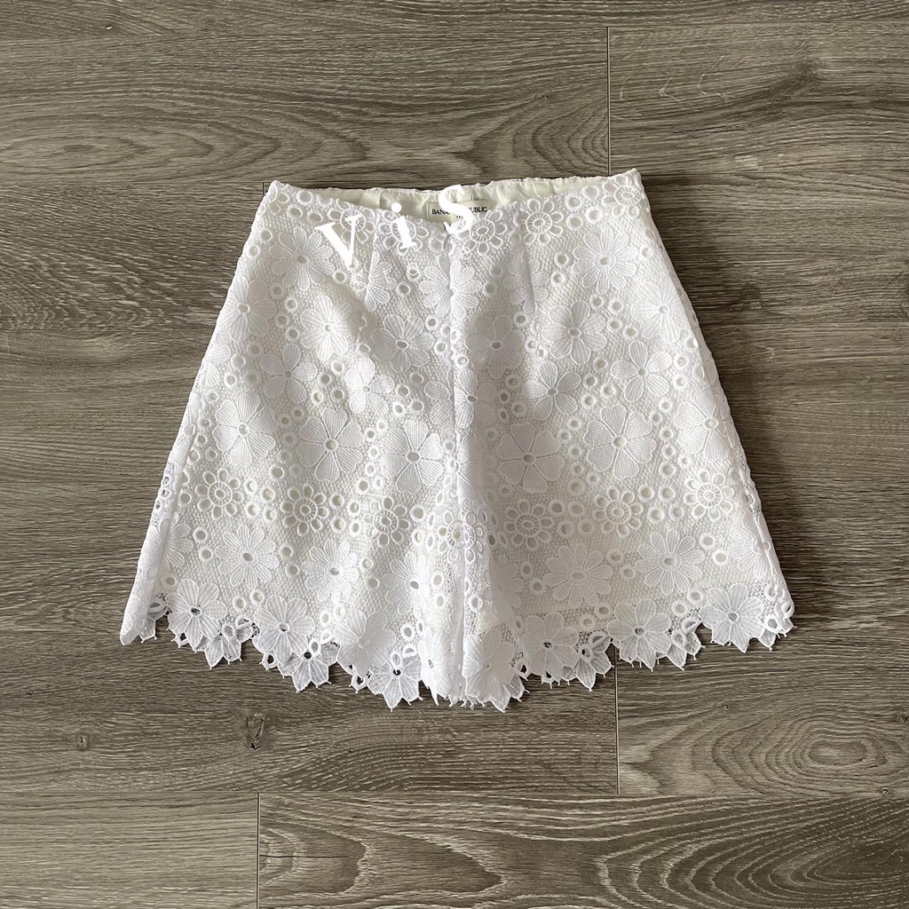 Quần short ren nữ trắng ống rộng